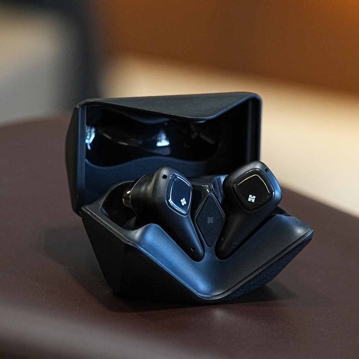 HiFiMAN Svanar Wireless 2、片耳7.4gの中にR-2R DACと独立アンプ