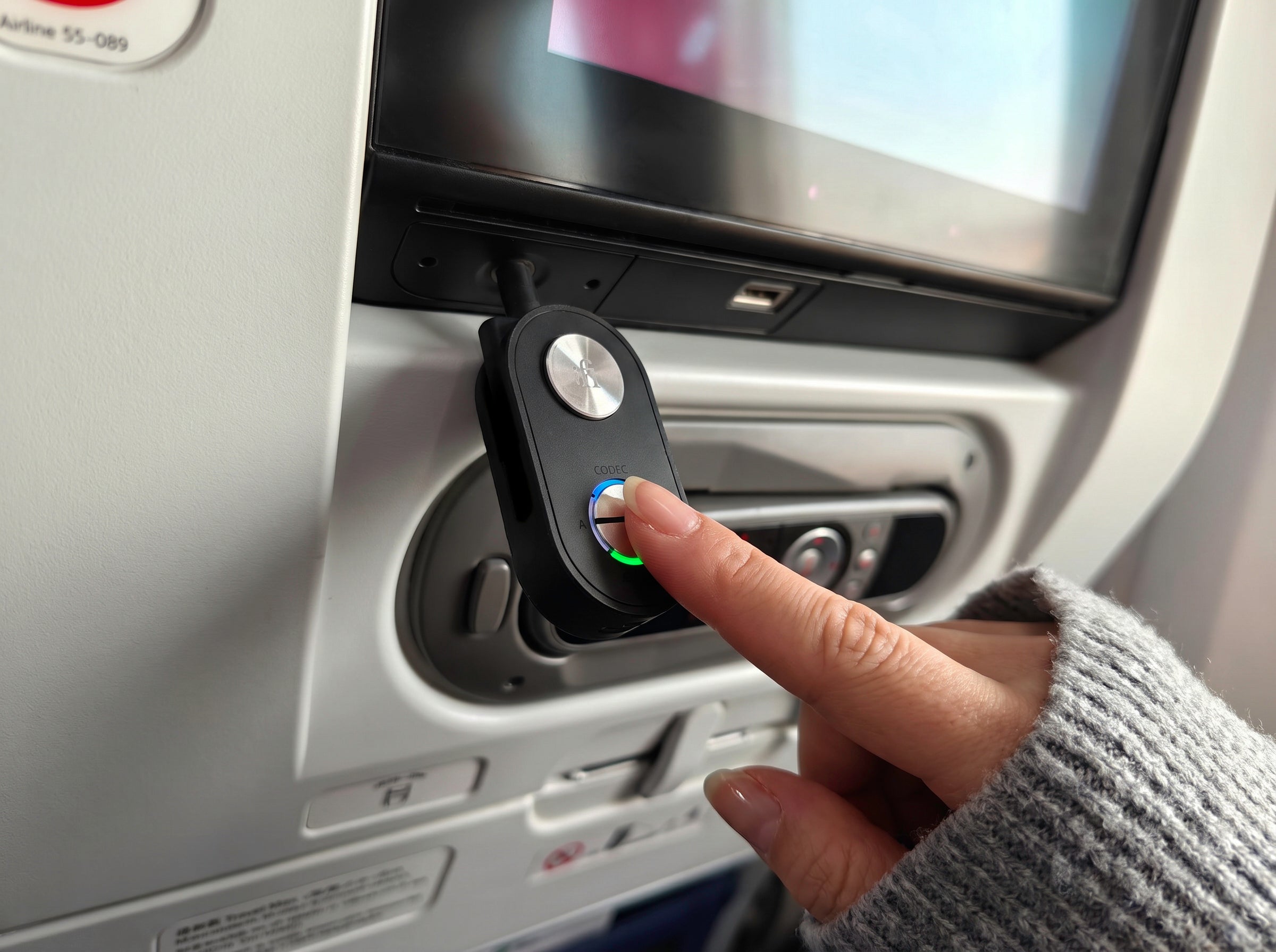 iFi UP Travel Max、機内の映画をいつものワイヤレスヘッドホンで
